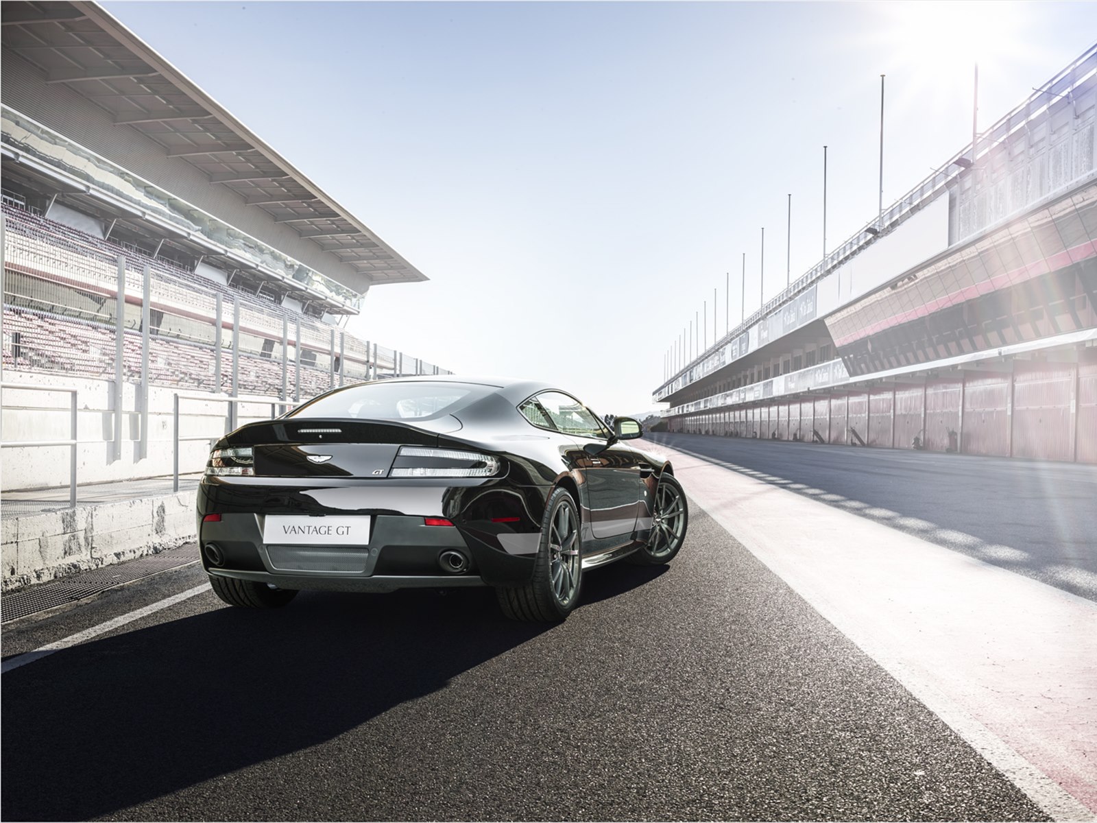 Aston Martin V8 Vantage GT 2015